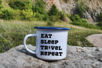Kubek emaliowany biały z nadrukiem „Eat Sleep Travel Repeat” – podróż, wyprawa #6