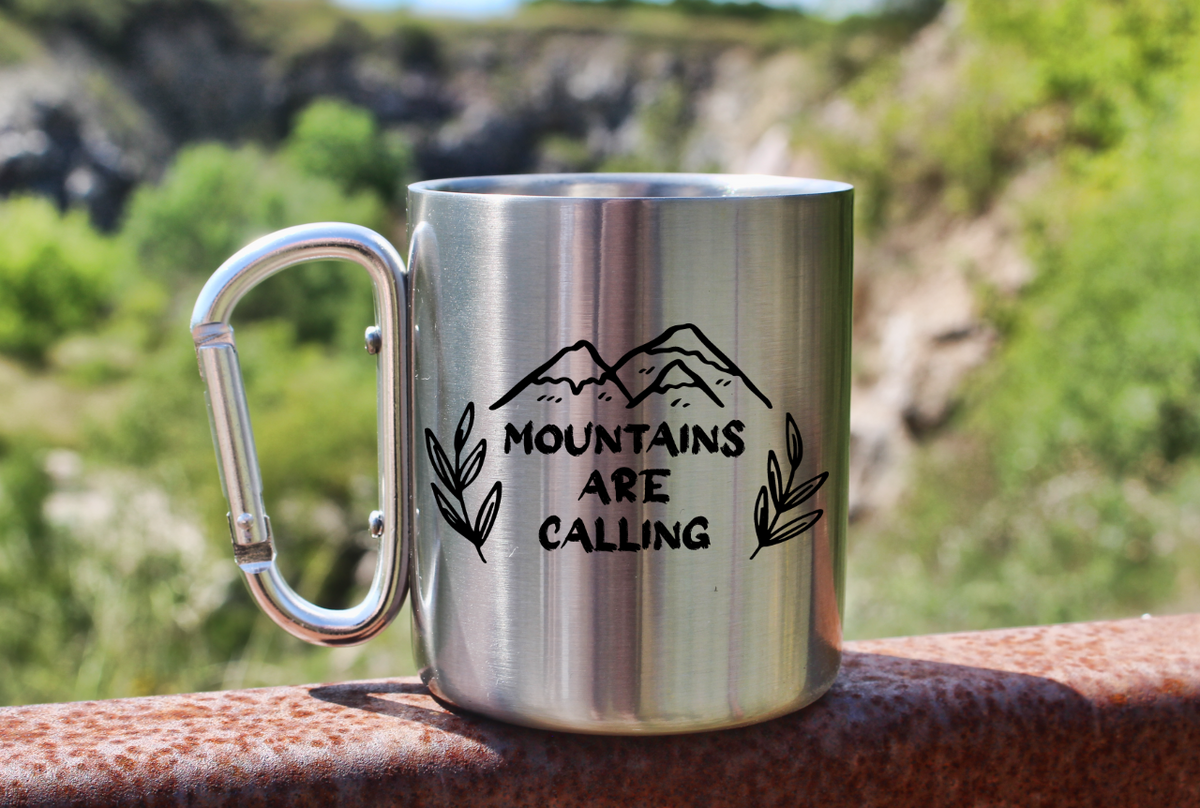 Kubek ze srebrnym karabińczykiem z nadrukiem „Mountains are calling” – góry #8