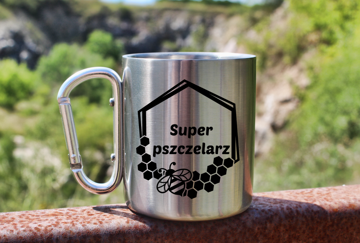 Kubek metalowy ze srebrnym karabińczykiem z nadrukiem „Super pszczelarz” – pszczelarstwo #9