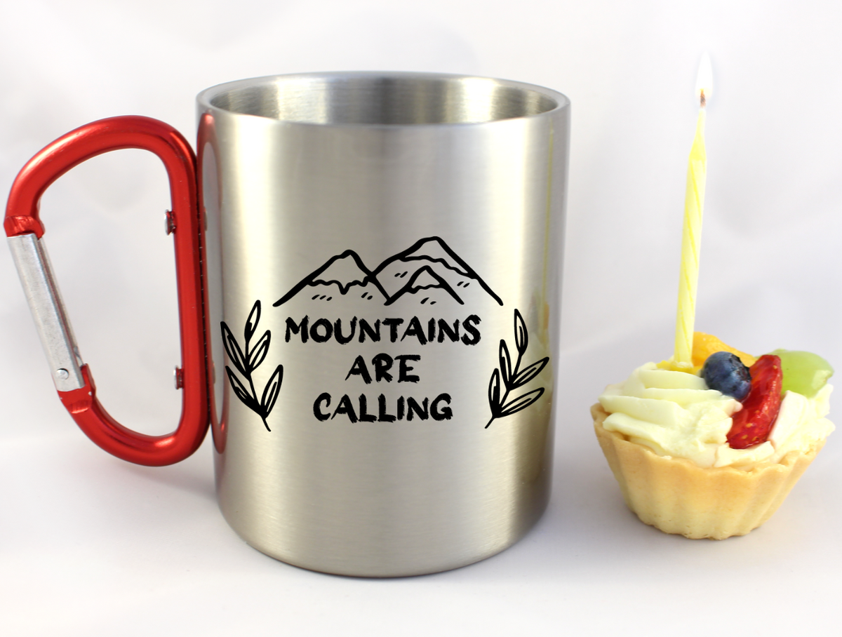 Kubek z czerwonym karabińczykiem i nadrukiem "Mountains are calling" - góry #8