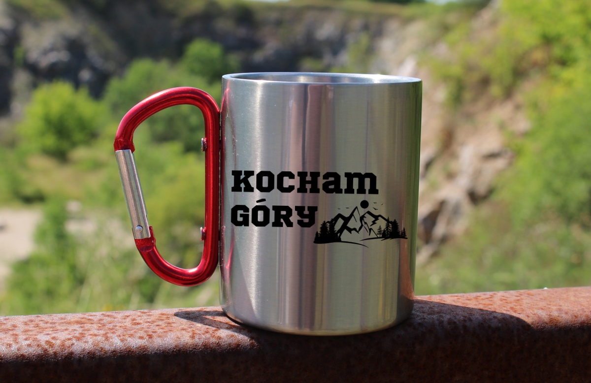 Kubek z czerwonym karabińczykiem i nadrukiem „Kocham Góry” – trekking #7
