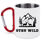 Kubek biały z czerwonym karabińczykiem z nadrukiem „Stay Wild” – trekking, przyroda #8