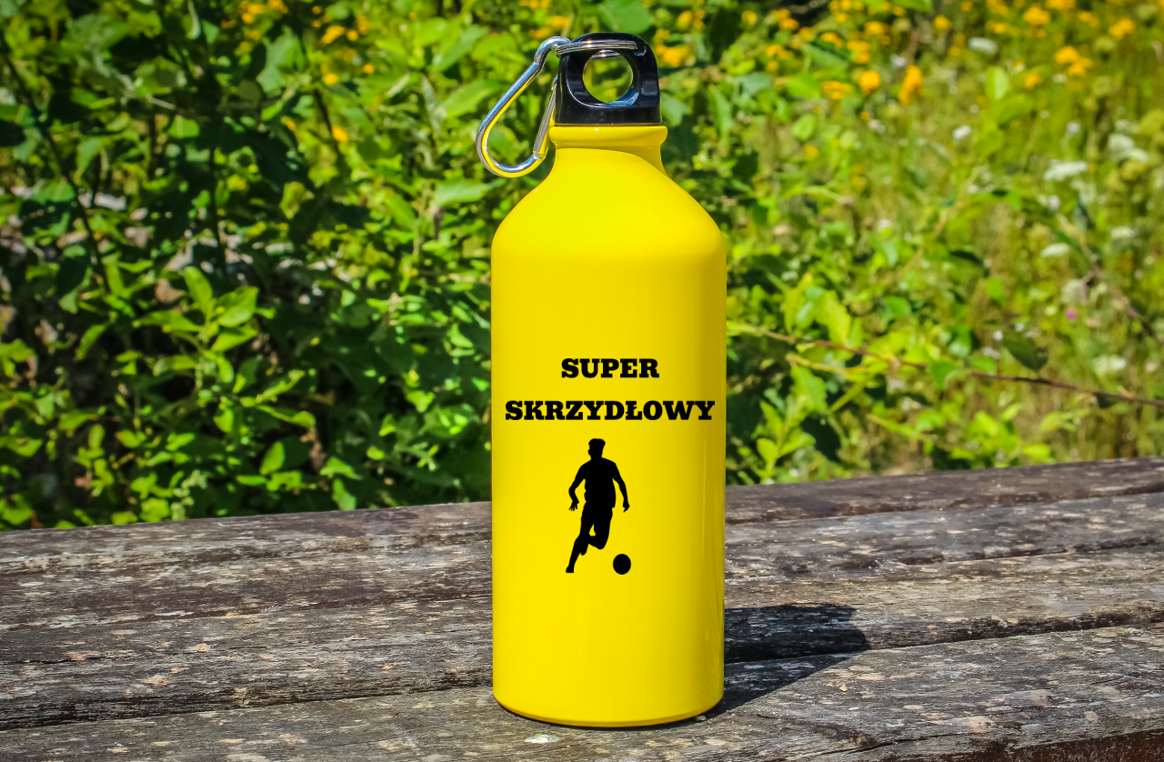 Bidon żółty 600 ml z napisem "Super Skrzydłowy" – piłka nożna #1