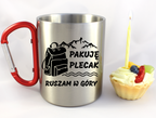 Kubek z czerwonym karabińczykiem i nadrukiem „Pakuję plecak, ruszam w góry” – trekking #2
