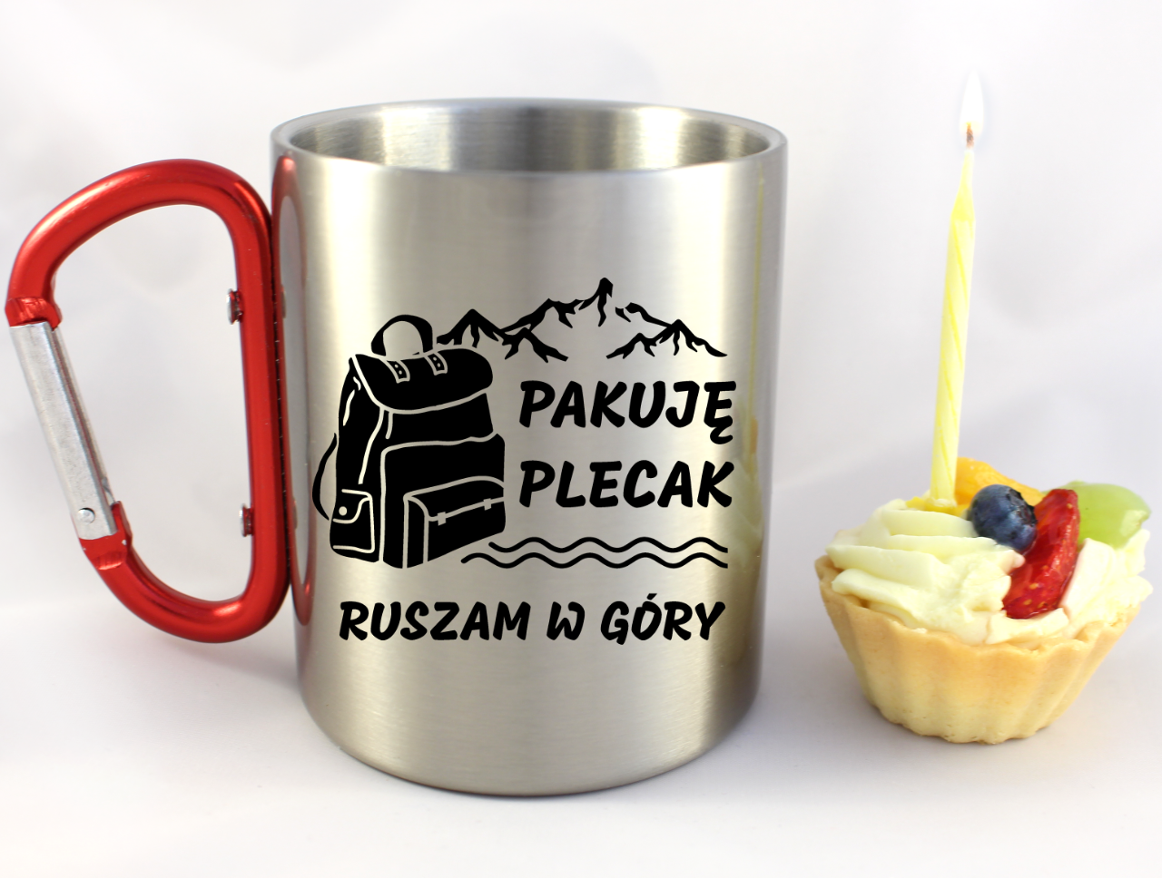 Kubek z czerwonym karabińczykiem i nadrukiem „Pakuję plecak, ruszam w góry” – trekking #2