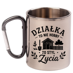 Kubek z czarnym karabińczykiem z nadrukiem „Działka to nie hobby, to styl życia” – działka, ogród #4