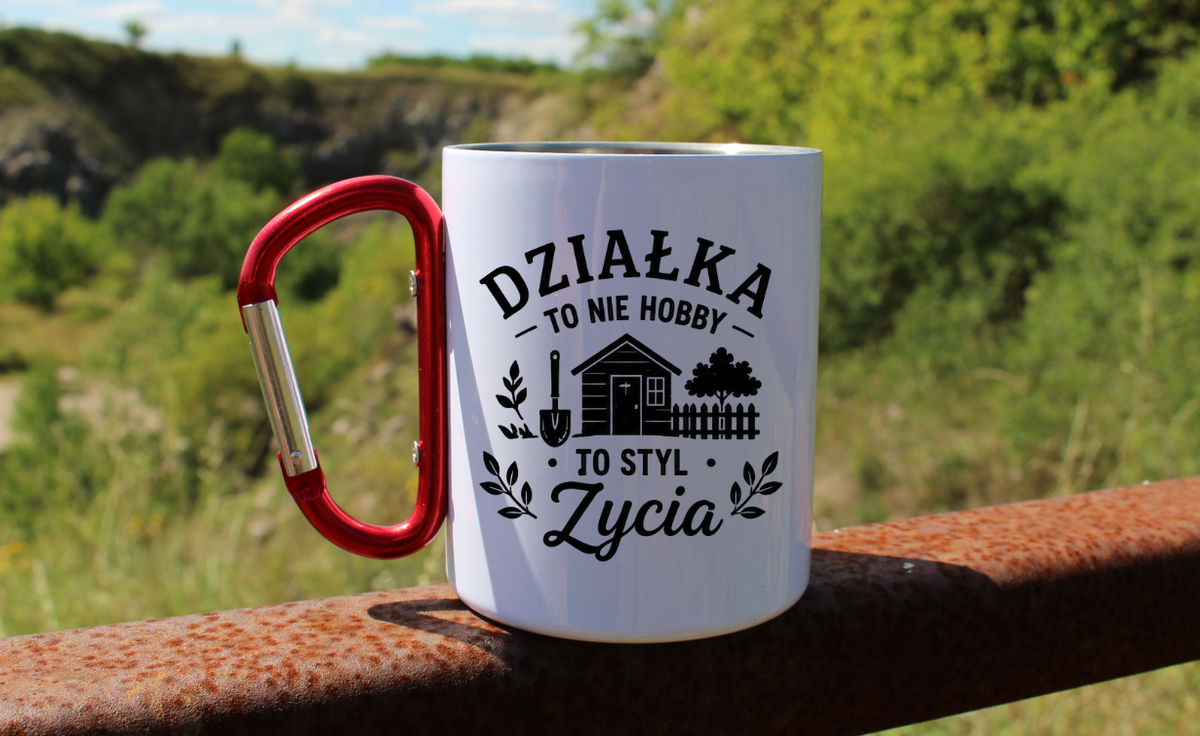 Kubek biały z czerwonym karabińczykiem „Działka to nie hobby, to styl życia” – działka, ogród #8