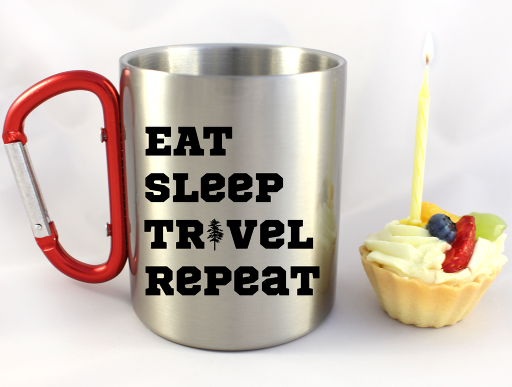 Kubek z czerwonym karabińczykiem i nadrukiem „Eat Sleep Travel Repeat” – podróże, wyprawy #5