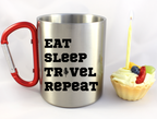 Kubek z czerwonym karabińczykiem i nadrukiem „Eat Sleep Travel Repeat” – podróże, wyprawy #5