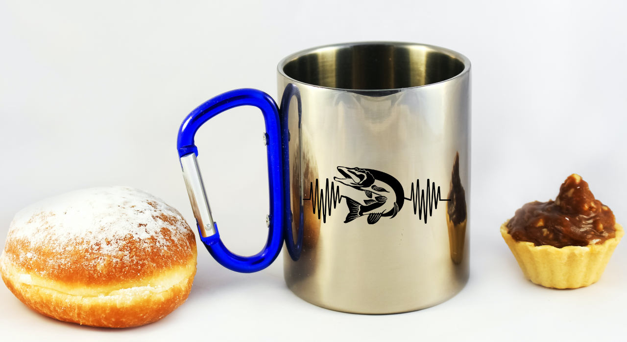 Kubek metalowy 300 ml z niebieskim karabińczykiem i nadrukiem wędkarskie EKG – wędkarstwo #2