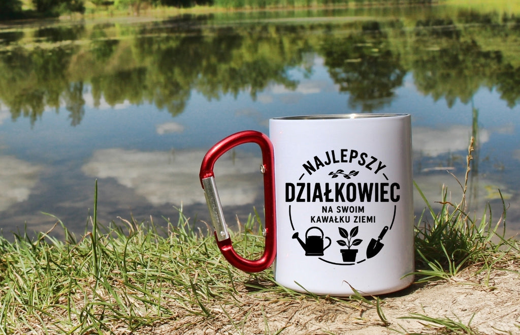 Kubek biały z czerwonym karabińczykiem „Najlepszy działkowiec na swoim kawałku ziemi” – działka, ogród #9