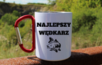 Kubek biały z czerwonym karabińczykiem i nadrukiem "Najlepszy wędkarz" – wędkarstwo #8