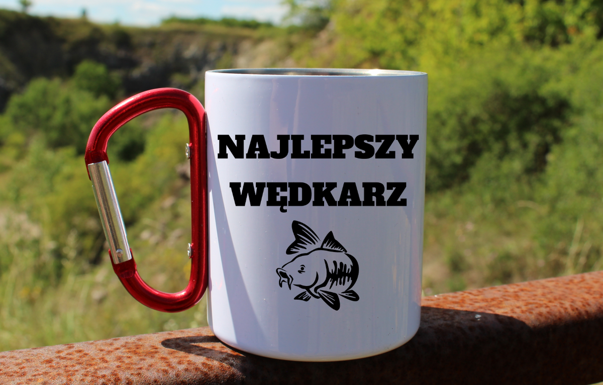 Kubek biały z czerwonym karabińczykiem i nadrukiem "Najlepszy wędkarz" – wędkarstwo #8
