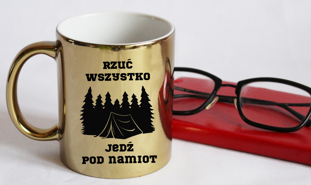 Kubek złoty z nadrukiem „Rzuć wszystko, jedź pod namiot” – camping #9