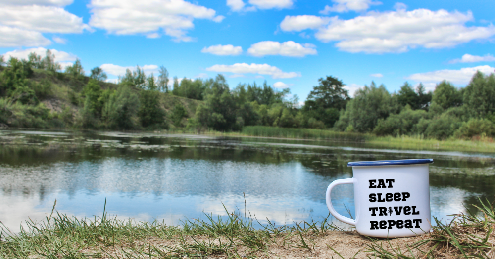 Kubek emaliowany biały z nadrukiem „Eat Sleep Travel Repeat” – podróż, wyprawa #6