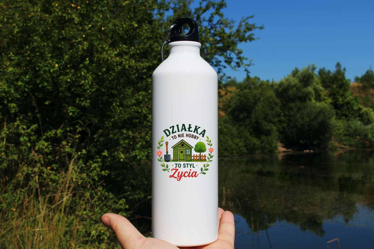 Butelka biała 800 ml z nadrukiem „Działka to nie hobby, to styl życia” – działka, ogród #2