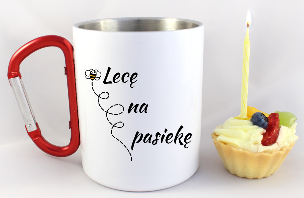 Kubek biały z czerwonym karabińczykiem i nadrukiem „Lecę na pasiekę” – pszczelarstwo #8