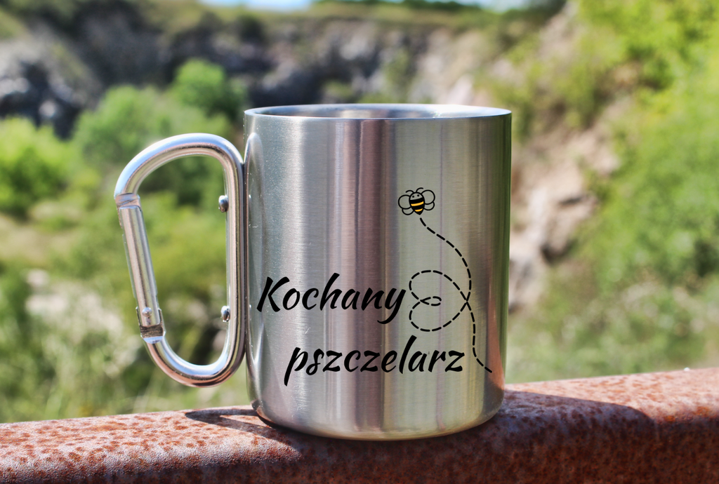 Kubek metalowy ze srebrnym karabińczykiem z nadrukiem „Kochany pszczelarz” – pszczelarstwo #6