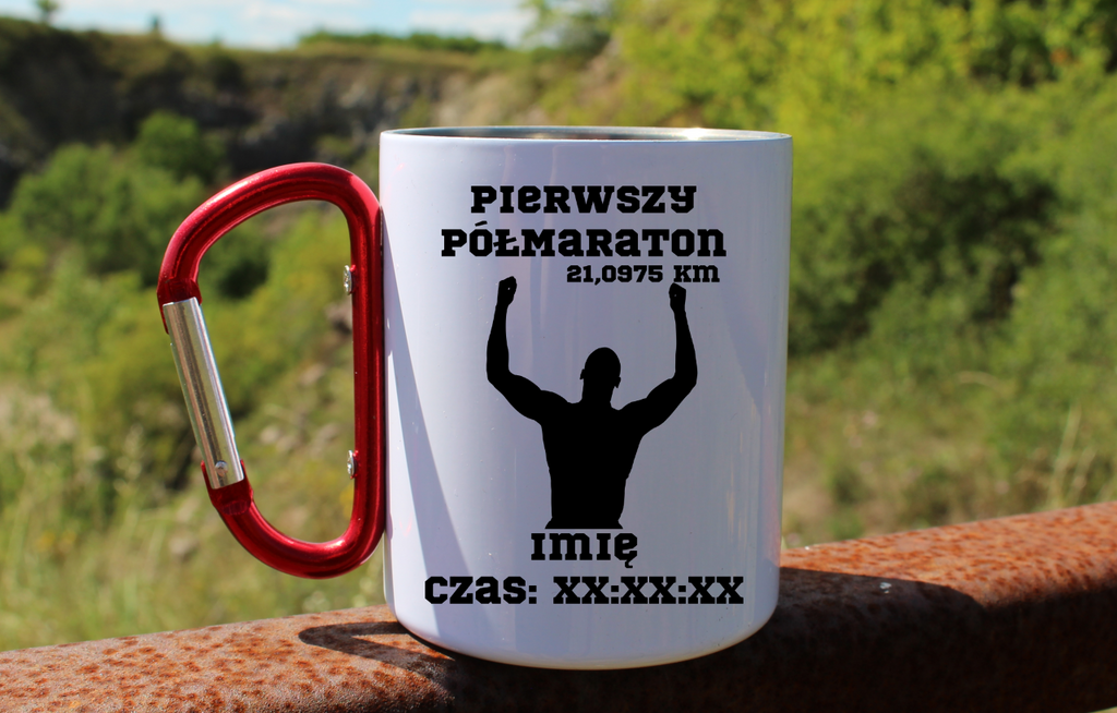 Kubek biały z czerwonym karabińczykiem pamiątka po półmaratonie z czasem i imieniem – bieganie #9