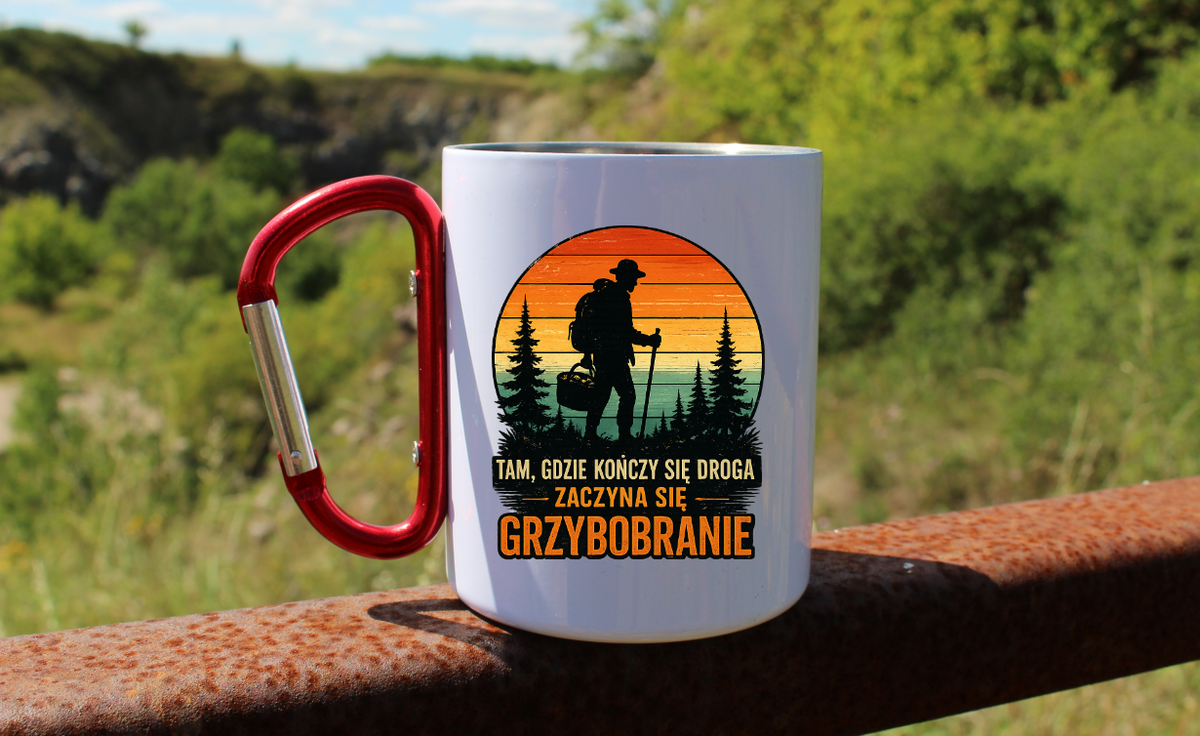 Kubek biały z czerwonym karabińczykiem „Tam, gdzie kończy się droga zaczyna się grzybobranie” – na grzyby #10