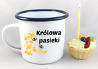Kubek emaliowany biały z nadrukiem „Królowa pasieki” – pszczelarstwo #9