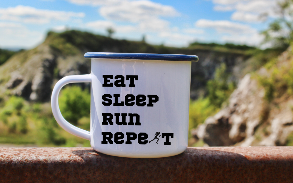 Kubek emaliowany prezent dla biegaczki - napis "Eat Sleep Run Repeat" – bieganie #11