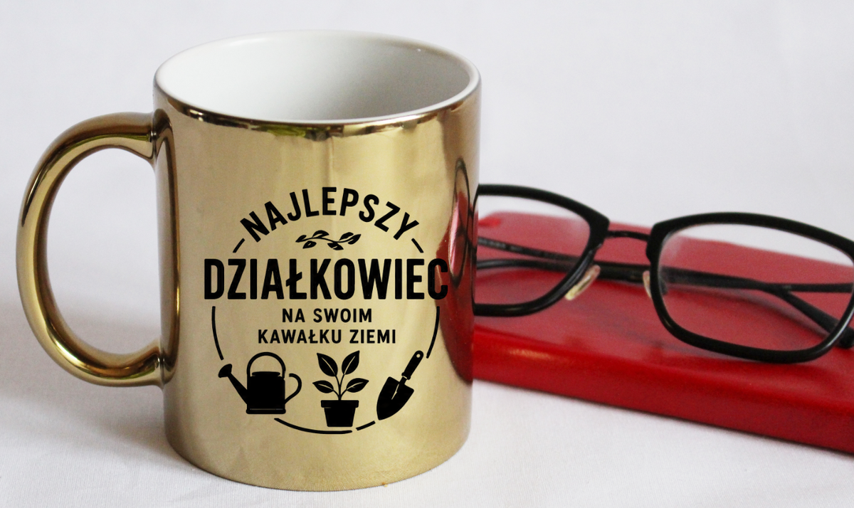 Kubek złoty z nadrukiem „Najlepszy działkowiec na swoim kawałku ziemi” – działka, ogród #5