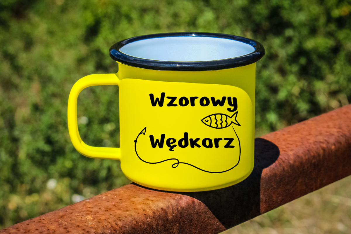 Kubek emaliowany żółty z nadrukiem "Wzorowy Wędkarz" - wędkarstwo #1