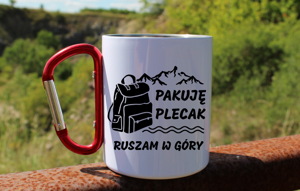 Kubek biały z czerwonym karabińczykiem, nadruki „Pakuję plecak, ruszam w góry” – trekking #2