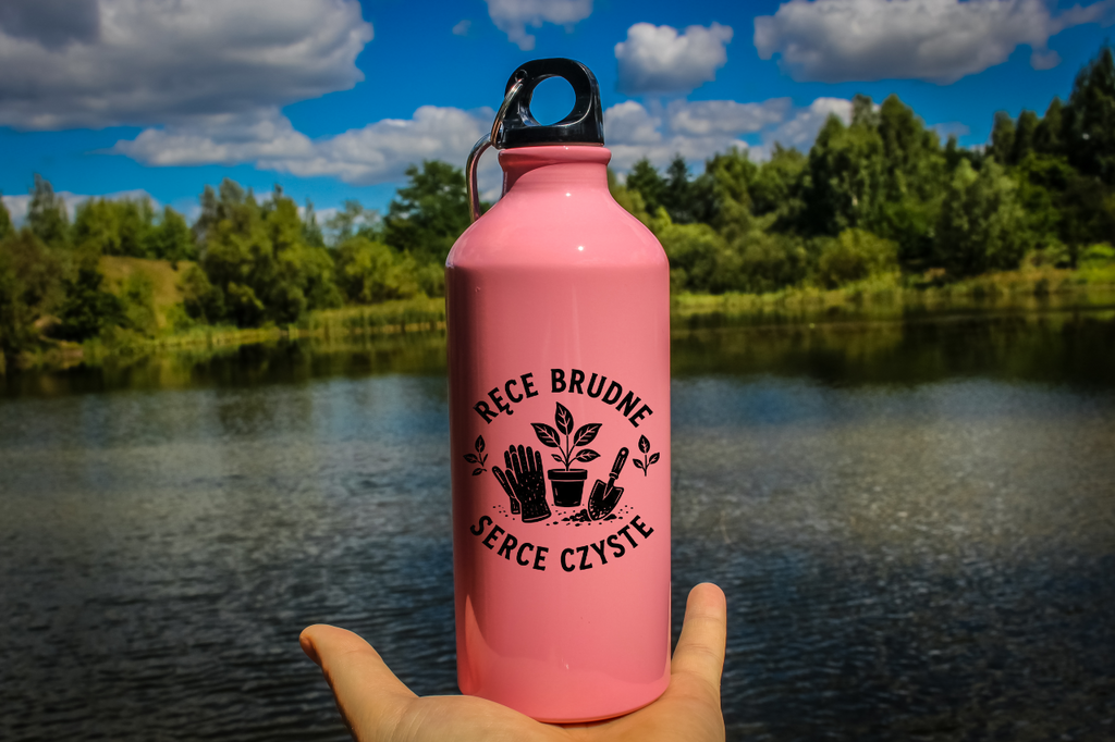 Butelka różowa 600 ml z nadrukiem „Ręce brudne, serce czyste” – do ogrodu #3