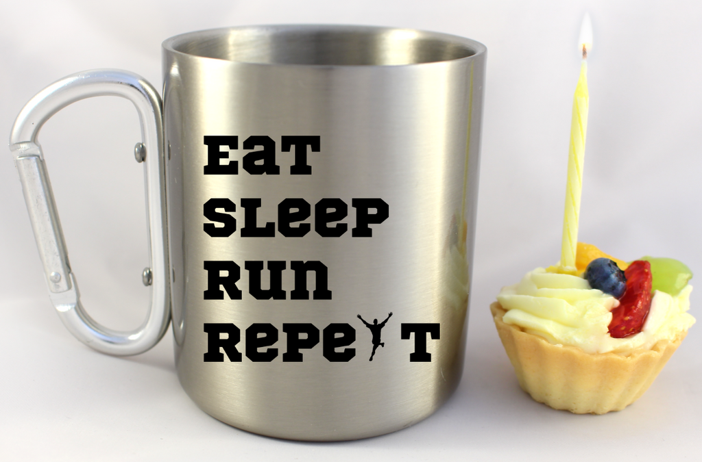 Kubek ze srebrnym karabińczykiem – z nadrukiem "Eat Sleep Run Repeat" – dla panów, bieganie #11