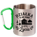 Kubek z zielonym karabińczykiem z nadrukiem „Działka to nie hobby, to styl życia” – działka, ogród #4