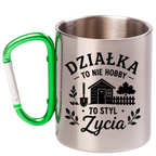 Kubek z zielonym karabińczykiem z nadrukiem „Działka to nie hobby, to styl życia” – działka, ogród #4