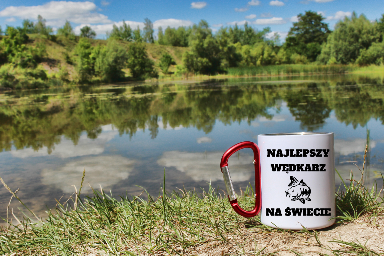 Kubek biały z czerwonym karabińczykiem i nadrukiem "Najlepszy wędkarz na świecie" – wędkarstwo #7