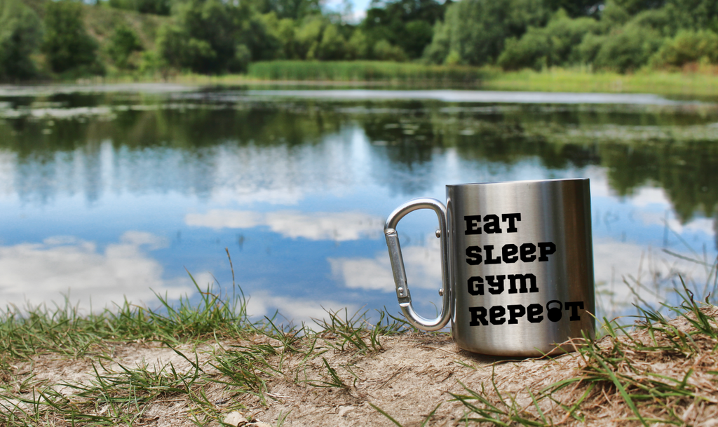 Kubek metalowy srebrny z karabińczykiem i nadrukiem "Eat Sleep Gym Repeat" – na siłownię #6