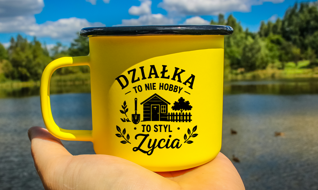 Kubek emaliowany żółty z nadrukiem „Działka to nie hobby, to styl życia” – działka, ogród #8