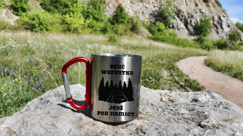 Kubek z czerwonym karabińczykiem i nadrukiem „Rzuć wszystko, jedź pod namiot” – namioty, camping #9