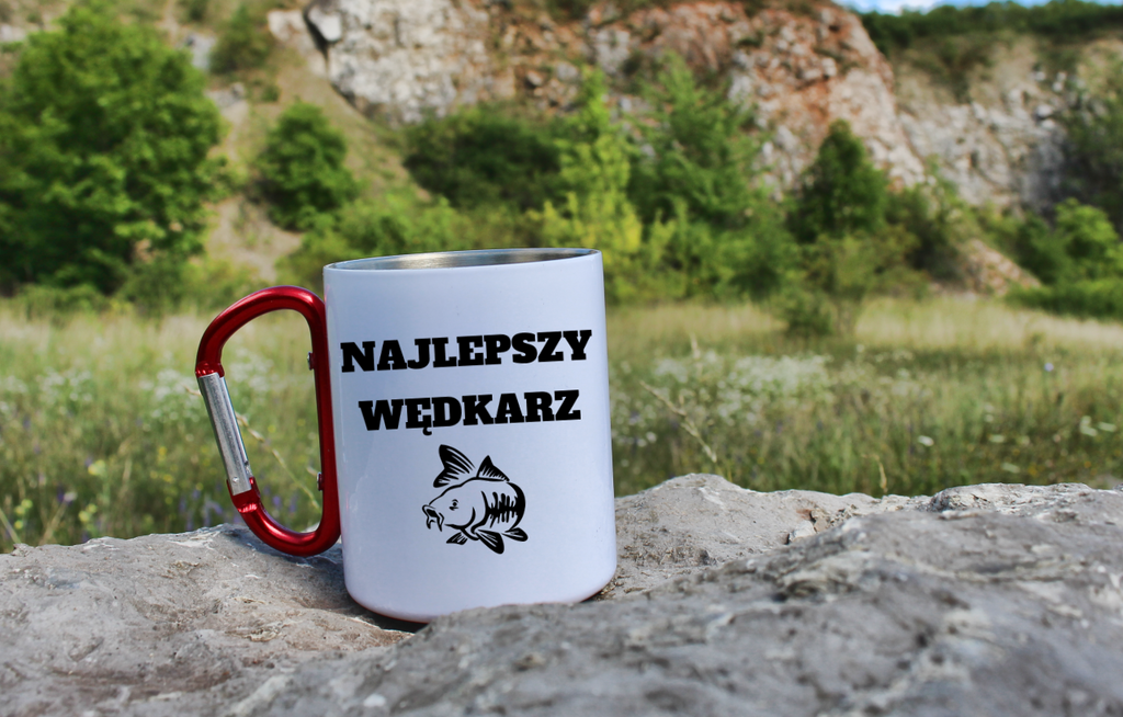 Kubek biały z czerwonym karabińczykiem i nadrukiem "Najlepszy wędkarz" – wędkarstwo #8