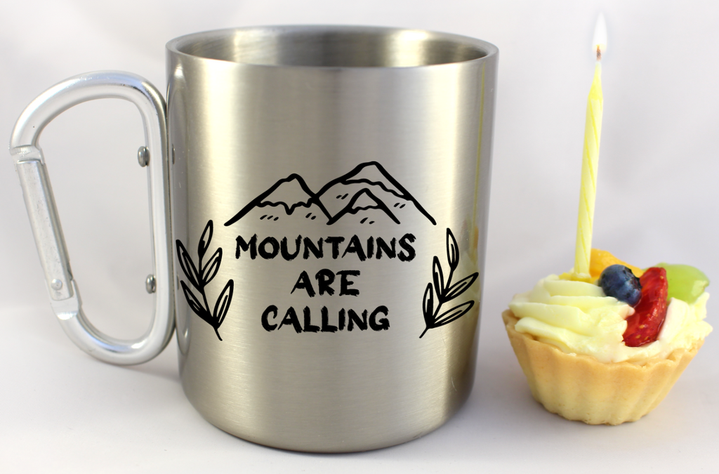 Kubek ze srebrnym karabińczykiem z nadrukiem „Mountains are calling” – góry #8