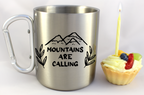 Kubek ze srebrnym karabińczykiem z nadrukiem „Mountains are calling” – góry #8