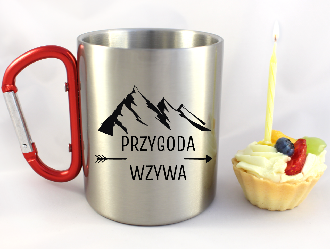 Kubek z czerwonym karabińczykiem i nadrukiem "Przygoda wzywa" - trekking, podróż #1