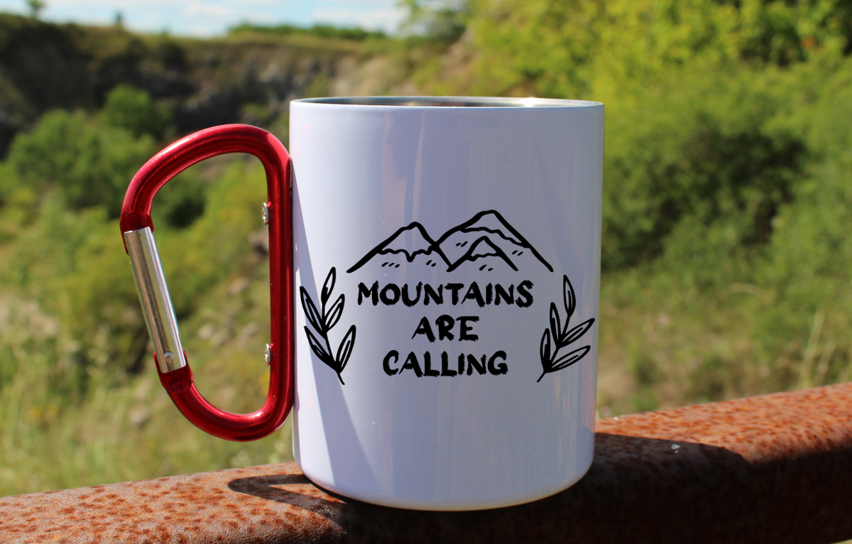 Kubek biały z czerwonym karabińczykiem, nadruk „Mountains are calling” – góry #8