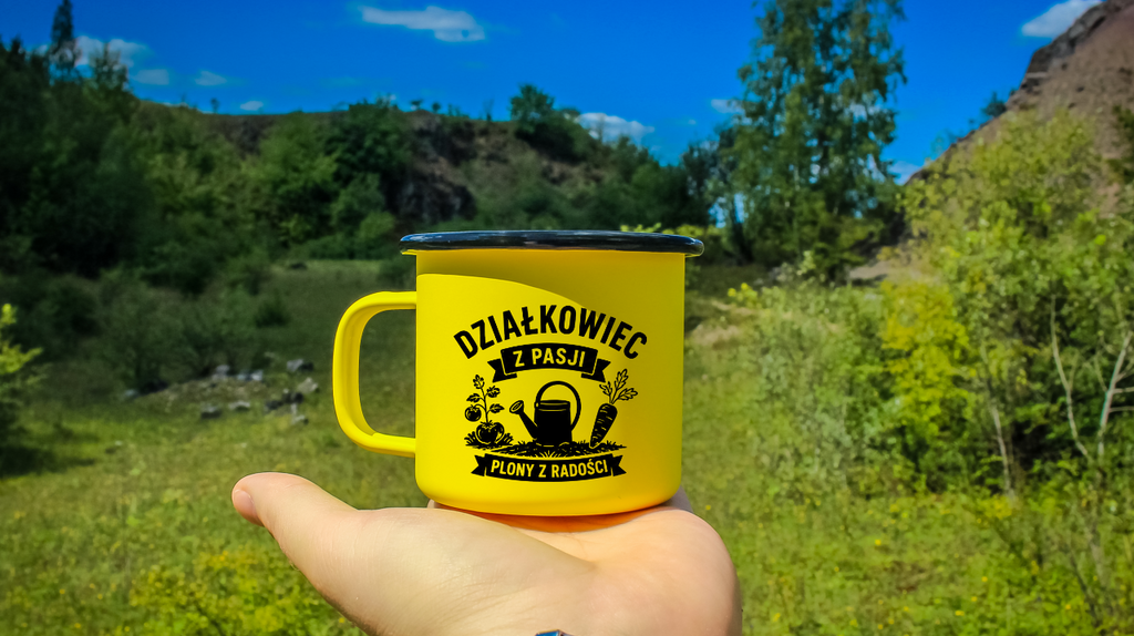 Kubek emaliowany żółty z nadrukiem „Działkowiec z pasji, plony z radości” – działka, ogród #5