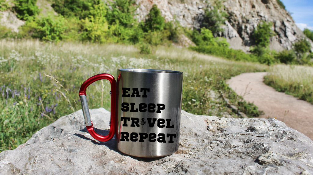 Kubek z czerwonym karabińczykiem i nadrukiem „Eat Sleep Travel Repeat” – podróże, wyprawy #5
