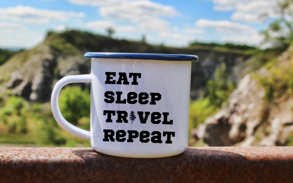 Kubek emaliowany biały z nadrukiem „Eat Sleep Travel Repeat” – podróż, wyprawa #6