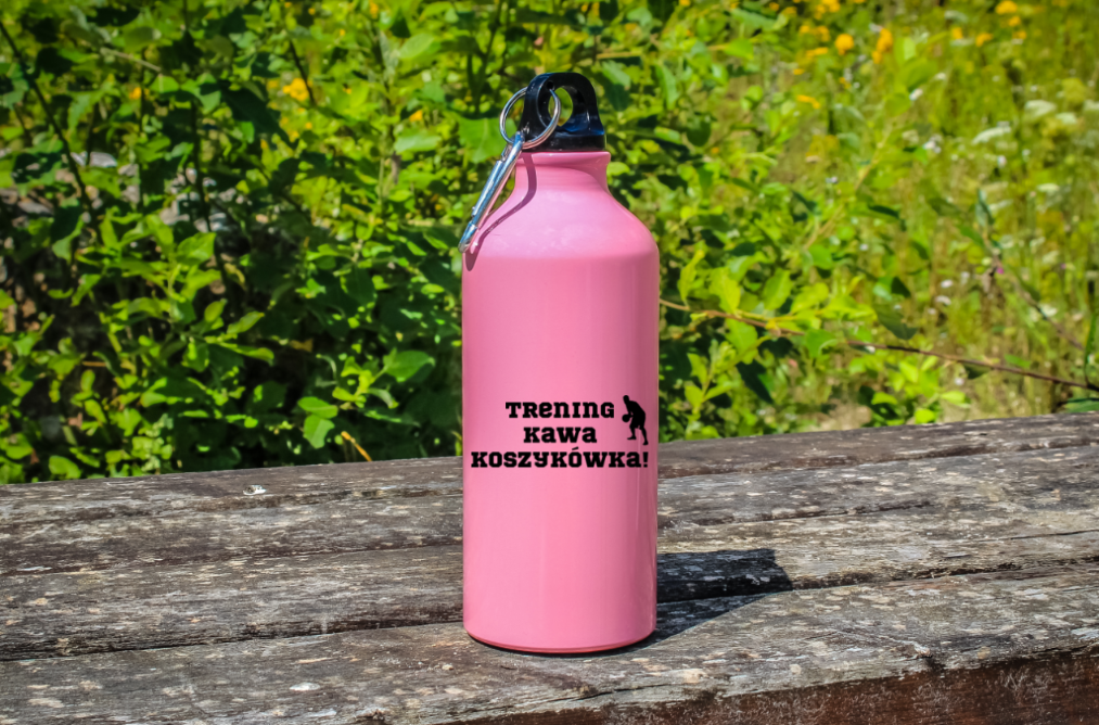 Butelka różowa 600 ml z napisem "Trening Kawa Koszykówka!" #1