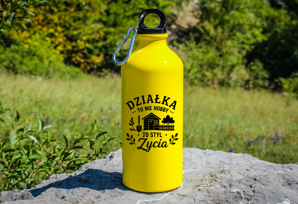 Butelka żółta 600 ml z nadrukiem „Działka to nie hobby, to styl życia” – na działkę #4