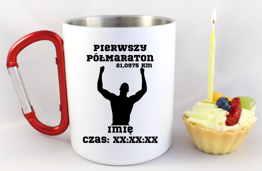 Kubek biały z czerwonym karabińczykiem pamiątka po półmaratonie z czasem i imieniem – bieganie #9