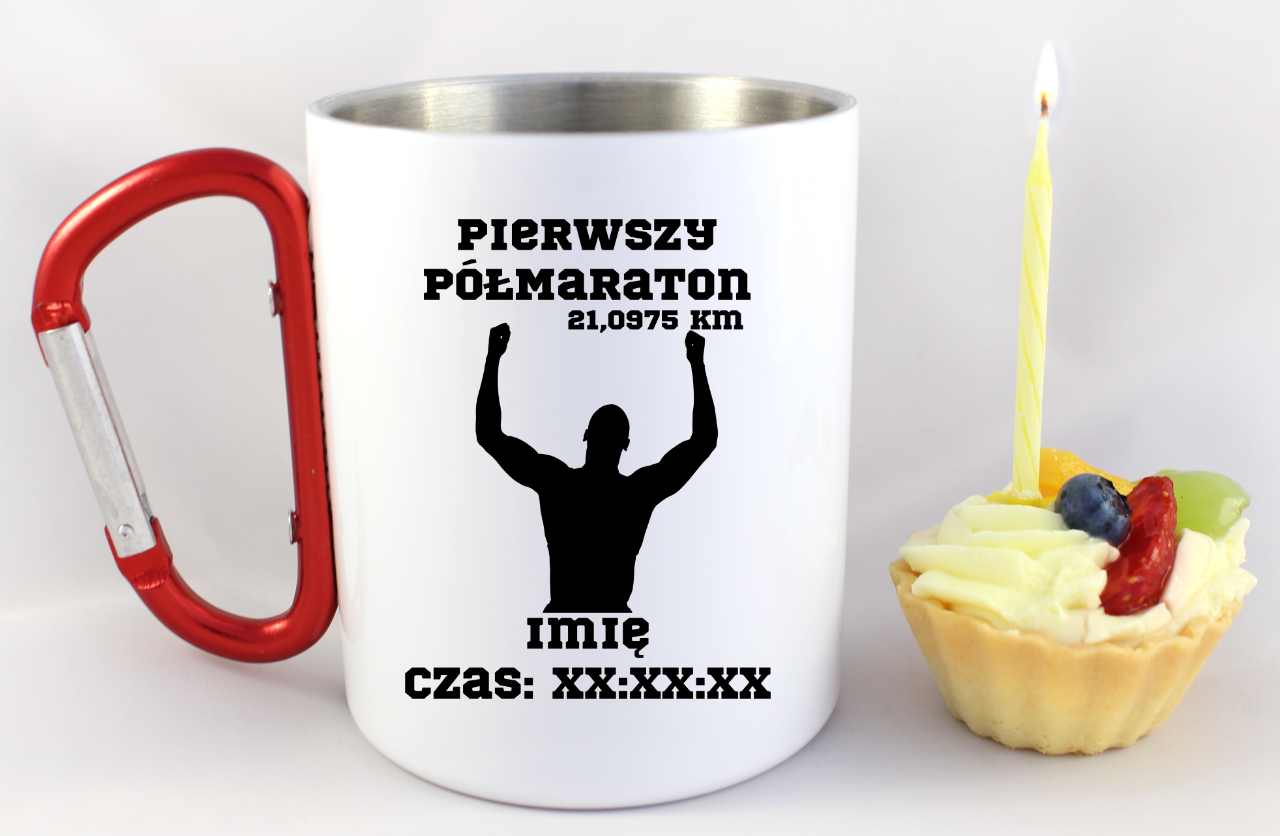 Kubek biały z czerwonym karabińczykiem pamiątka po półmaratonie z czasem i imieniem – bieganie #9