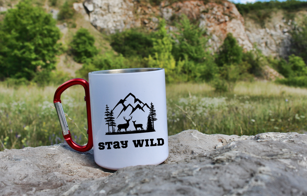 Kubek biały z czerwonym karabińczykiem z nadrukiem „Stay Wild” – trekking, przyroda #8